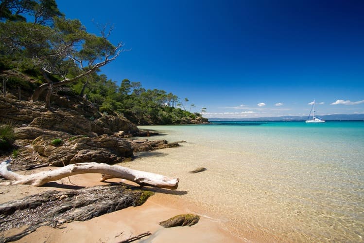 Plage Notre Dame dans les îles de Porquerolles au large de Hyères