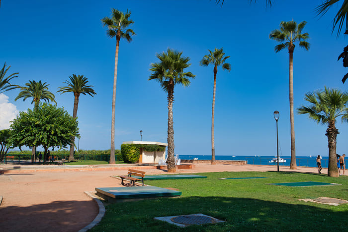 Promenade au bord de la plage de la Salis