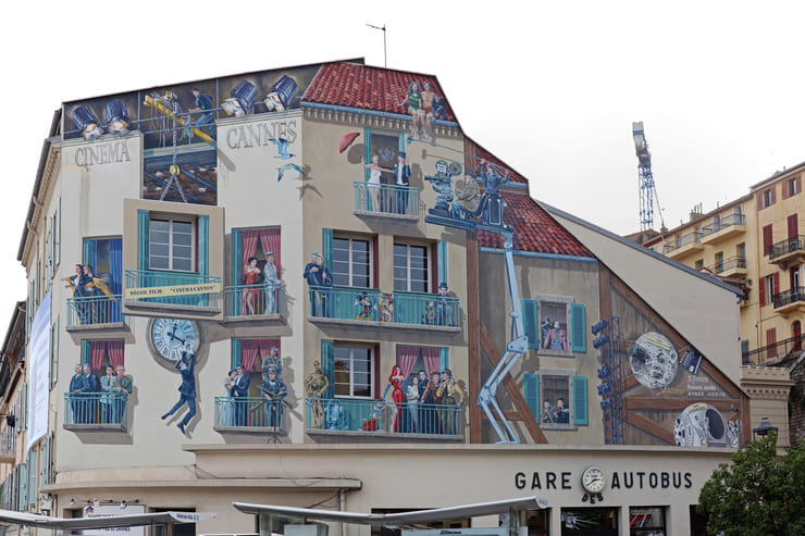 Une des façades peintes de Cannes représentant une scène de cinéma