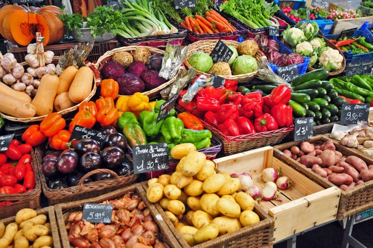 Etalage d'un marchand de légumes du marché de Forville