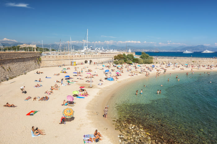 Plage de la Gravette avec le port en arrière-plan