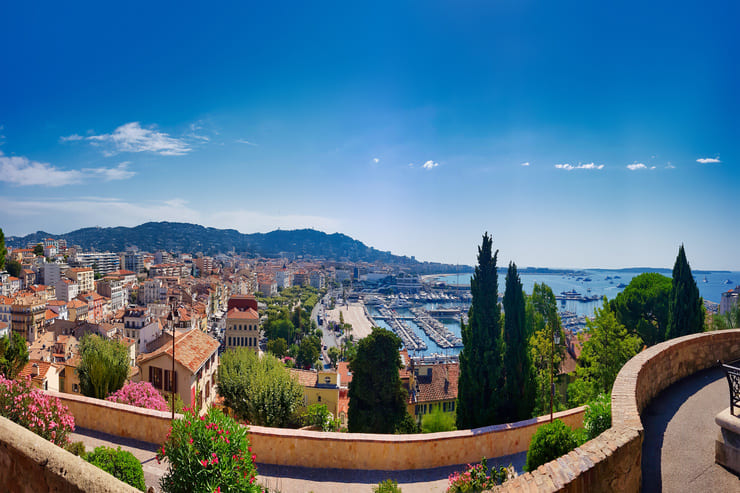 Vue de Cannes et de sa baie depuis les hauteurs de la ville
