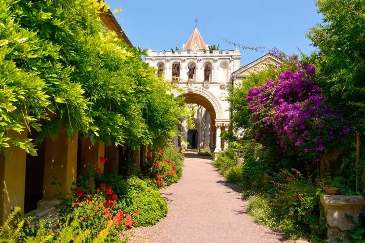 Allée fleurie de l'Abbaye de Lérins sur l'île Saint-Honorat